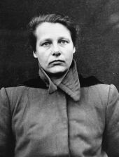 Dr. Herta Oberheuser hatte sich freiwillig für den Dienst im KZ Ravensbrück gemeldet. Sie assistierte Dr. Gebhardt bei den medizinischen Experimenten und suchte die zu operierenden Frauen aus. Außerdem setzte sie Giftspritzen, um Häftlinge, die nicht mehr arbeiten konnten, gezielt zu töten. Herta Oberheuser wurde im Nürnberger Ärzteprozess zu zwanzig Jahren Haft verurteilt, jedoch bereits nach fünf Jahren entlassen. 1952 eröffnete sie eine Arztpraxis in Schleswig-Holstein. Erst nach Protesten Überlebender und einem jahrelangen Gerichtsverfahren wurde Oberheuser die ärztliche Zulassung entzogen.