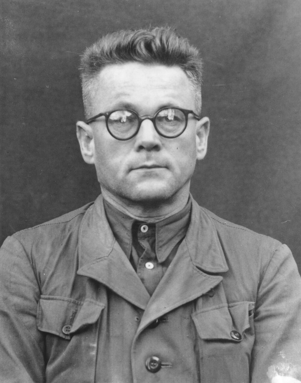 Dr. Karl Gebhardt leitete die Experimente an polnischen Frauen im Konzentrationslager Ravensbrück. Er glaubte eigentlich nicht, dass das verwendete Arzneimittel, Sulfonamid, Wirkung haben würde. Die Menschenversuche führte er trotzdem durch, wahrscheinlich, weil er einem Kollegen beweisen wollte, dass er Recht hatte. Gegen Ende des Krieges versuchte Gebhardt zu fliehen. Er wurde gefasst und musste sich im Nürnberger Ärzteprozess unter anderem wegen Verbrechen gegen die Menschlichkeit verantworten. Karl Gebhardt wurde schuldig gesprochen und 1947 zum Tode verurteilt.
