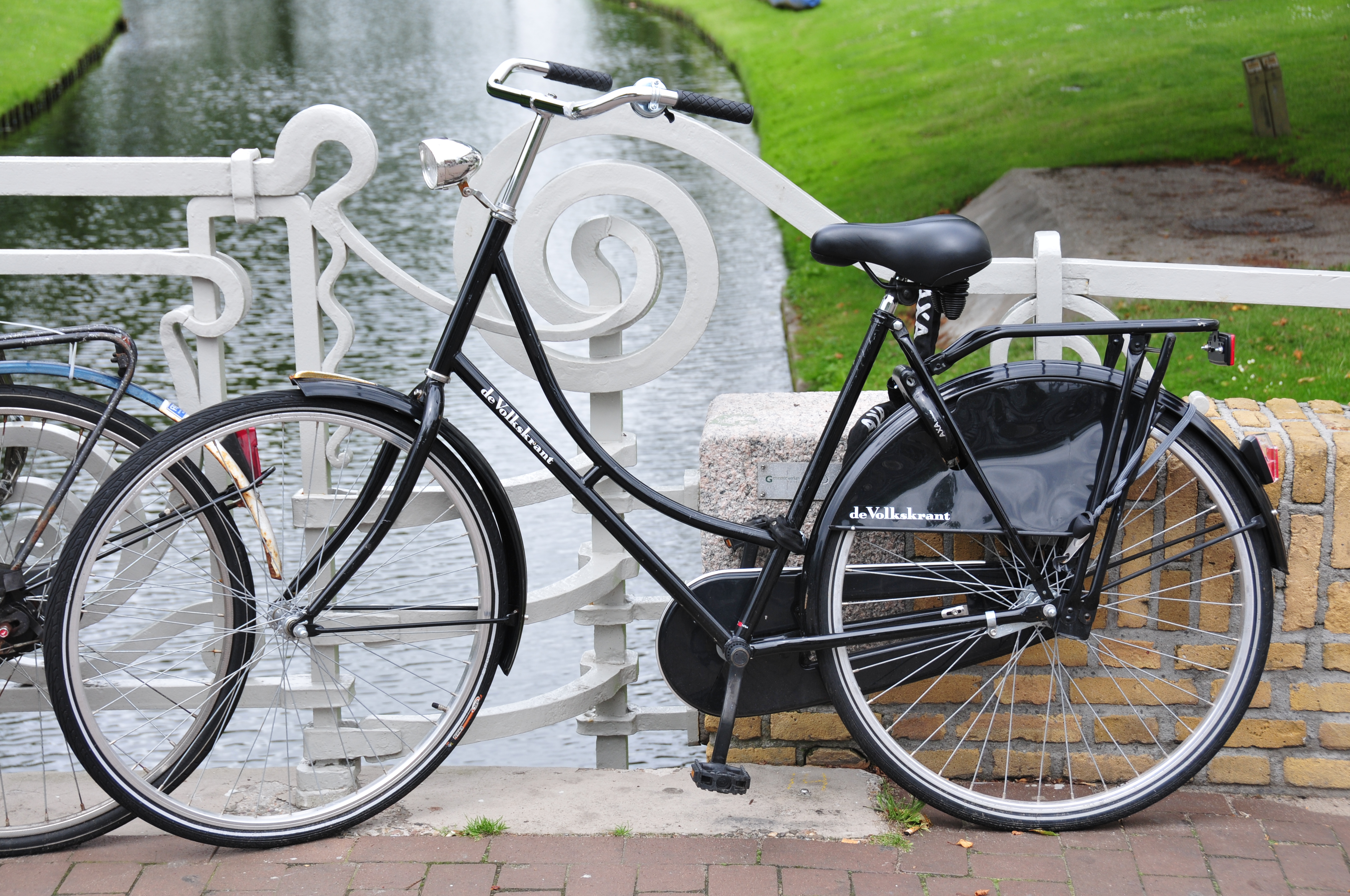 Truus war immer unterwegs. Für die Widerstandsgruppe erledigte sie Botendienste, kundschaftete die Gegend aus. Das Fahrrad war für sie ein lebenswichtiges Fortbewegungsmittel. Man konnte auch schneller damit fliehen, wenn es brenzlig wurde. Das Foto zeigt ein Hollandrad in Rotterdam, 2013 Truus war immer unterwegs. Für die Widerstandsgruppe erledigte sie Botendienste, kundschaftete die Gegend aus. Das Fahrrad war für sie ein lebenswichtiges Fortbewegungsmittel. Man konnte auch schneller damit fliehen, wenn es brenzlig wurde. Das Foto zeigt ein Hollandrad in Rotterdam, 2013