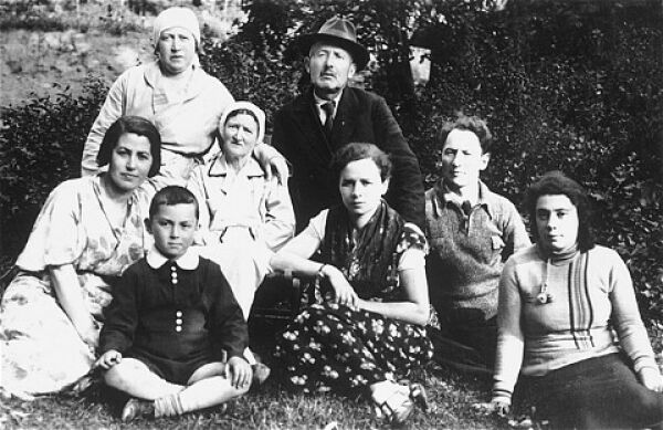 Die Familie Rudashevski im Jahr 1936 in Wilna: Der neunjährige Yitzhak sitzt unten links im Bild, rechts neben seiner Mutter Rosa. Sein Vater sitzt als Zweiter von rechts. Der Mann mit dem Hut ist Yitzhaks Onkel, Zvi Yaakov.