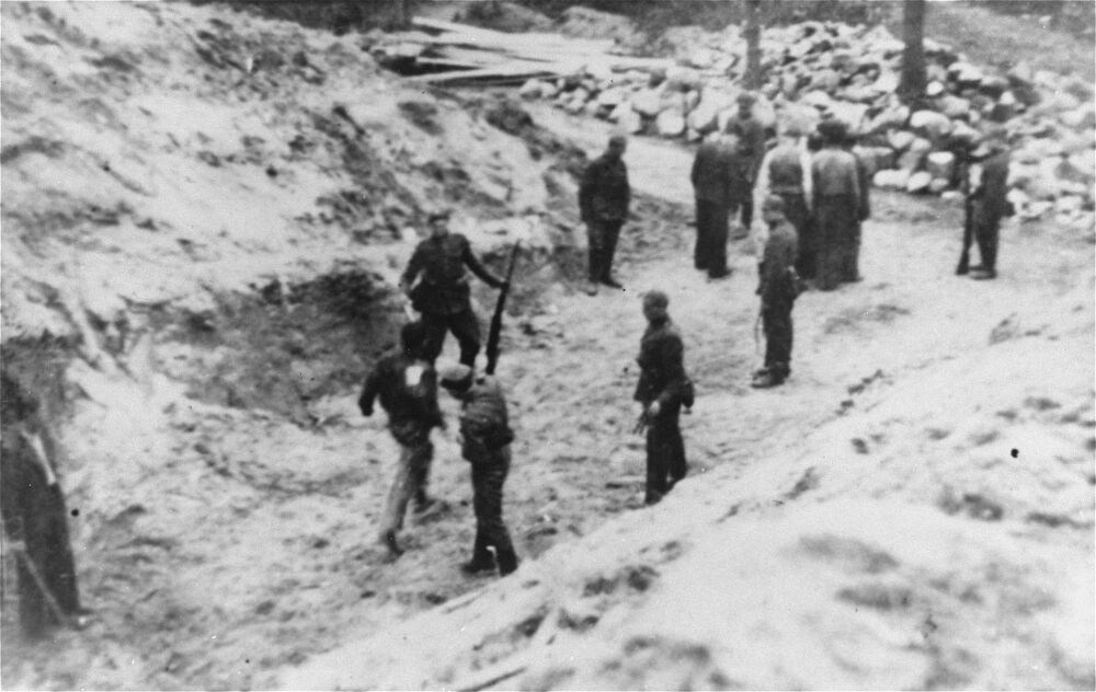 SS-Einsatzkommandos, deutsche Ordnungspolizei und litauische Helfer trieben ihre zumeist jüdischen Opfer zu den Baugruben.