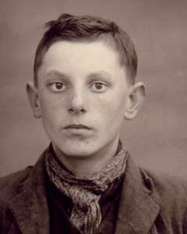 Porträtfoto von Walerjan, der bei seiner Verhaftung 1941 in der Kriminalpolizeilichen Leitstelle Bremen fotografiert wurde