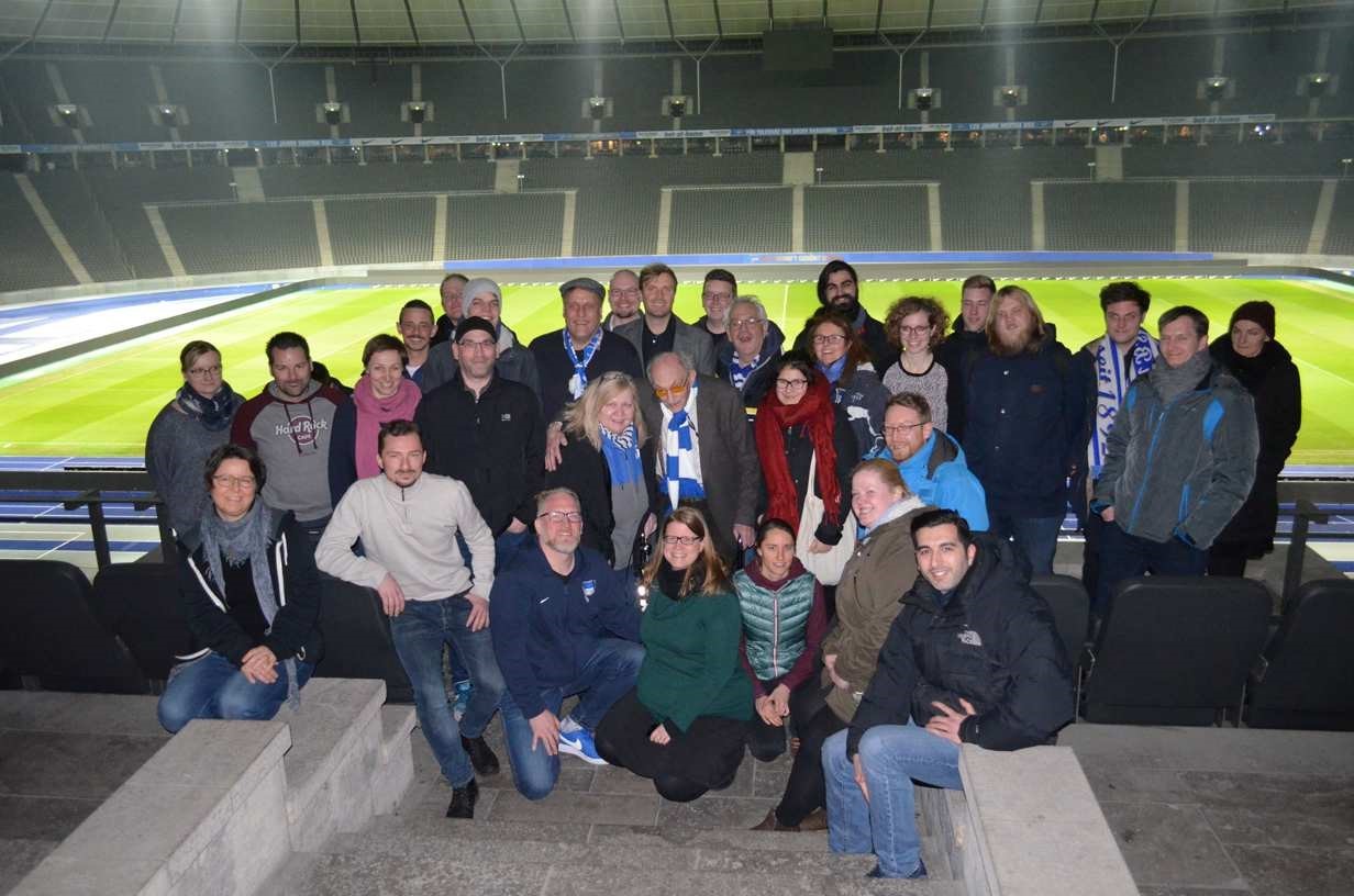 Walter (mit blau-weißem Schal) im Olympiastadion, 2018