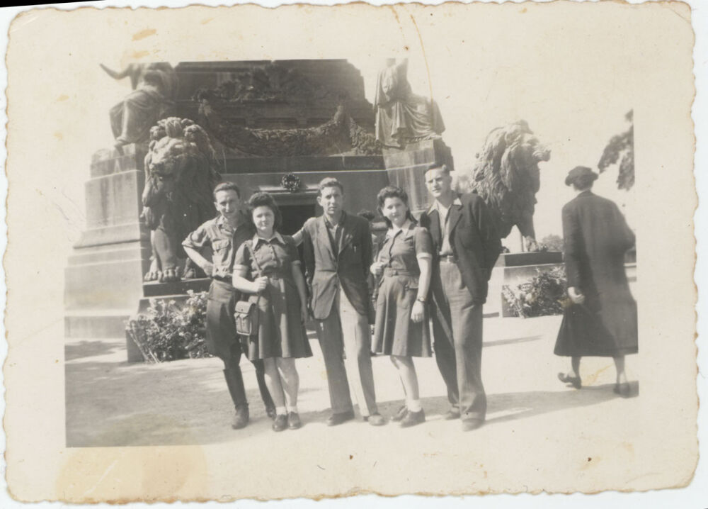 Batsheva und Yolanta mit Freunden in Brüssel, 1945