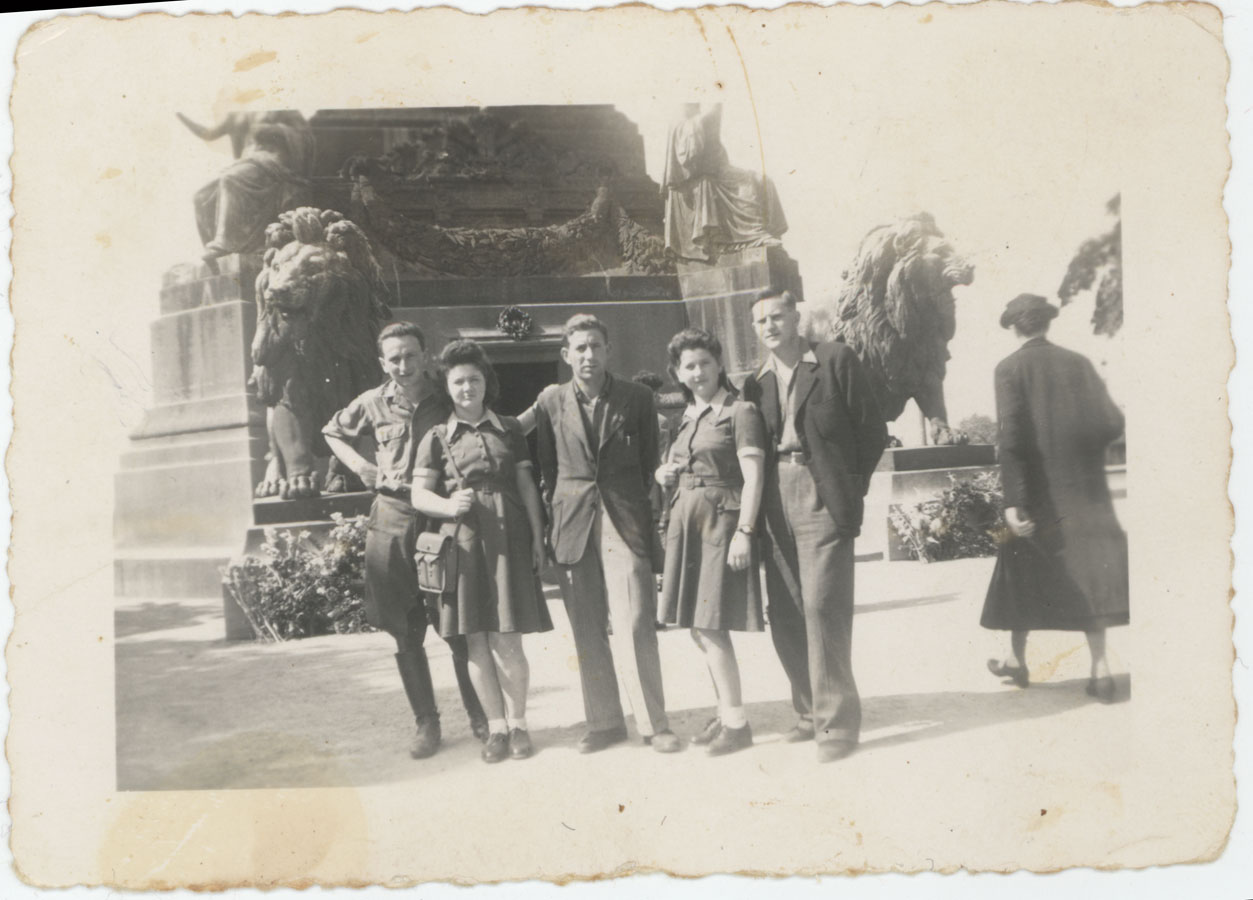 Batsheva und Yolanta mit Freunden in Brüssel, 1945 Batsheva und Yolanta mit Freunden in Brüssel, 1945
