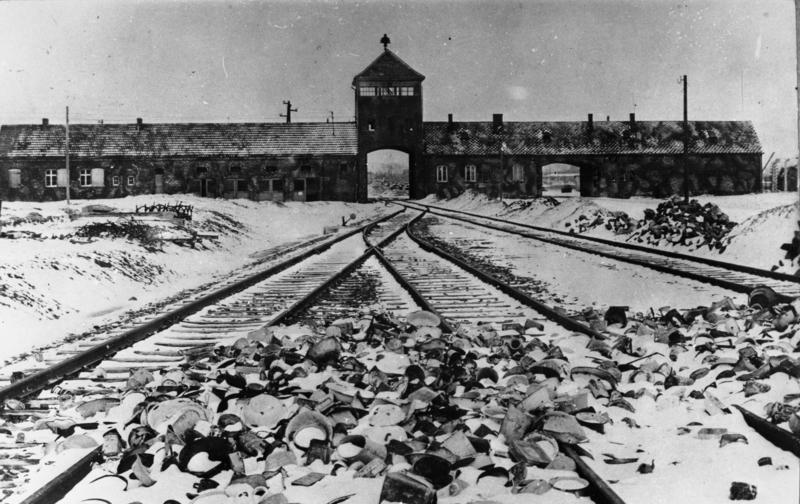Eingangstor von Auschwitz-Birkenau, 1945 Eingangstor von Auschwitz-Birkenau, 1945