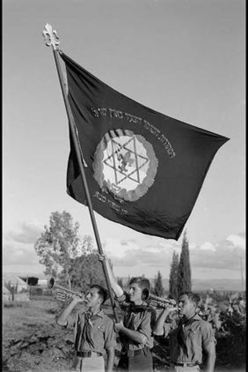 Uniformierte jugendliche Mitglieder von Hashomer Hatzair mit Fahne