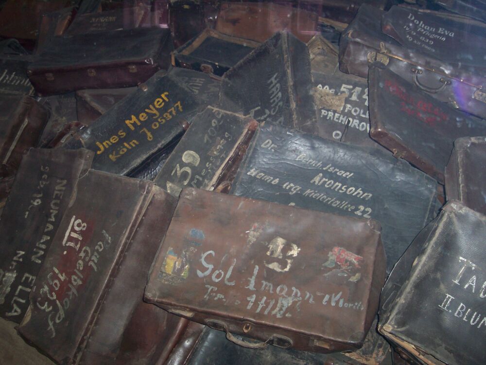 Tausende Koffer in der Ausstellung in der Gedenkstätte Auschwitz-Birkenau