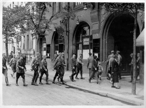 Ein Gewerkschaftshaus in Berlin wird von der SA besetzt, 2. Mai 1933