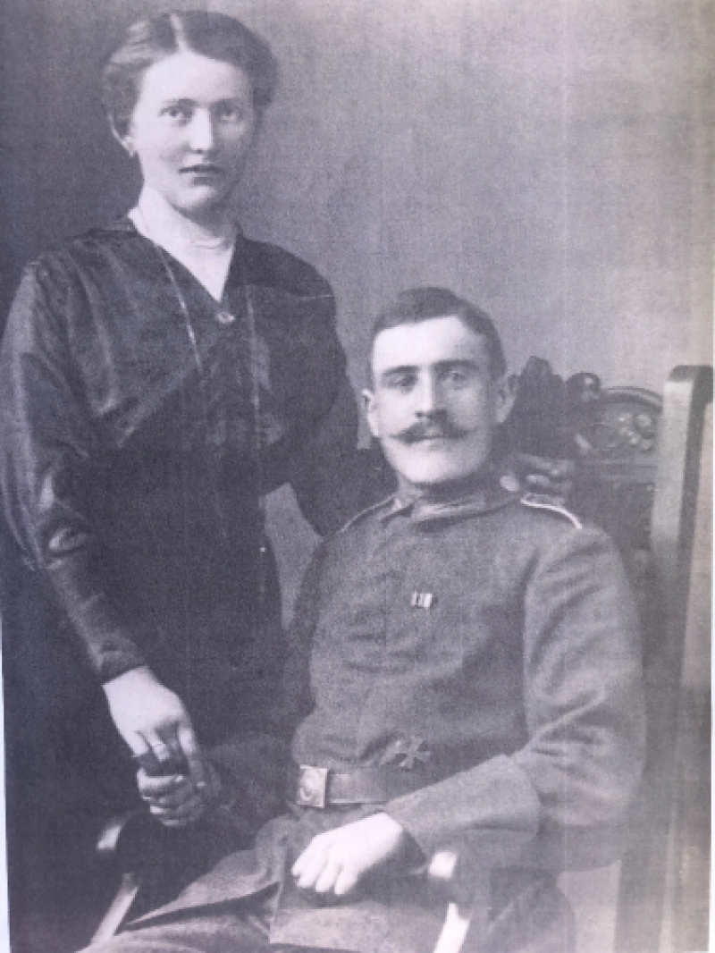 Ilses Vater Karl Zietz hat im Ersten Weltkrieg gekämpft. Darum trägt er auf dem Foto eine Uniform. 1916 hat er Ilses Mutter Anna geheiratet.