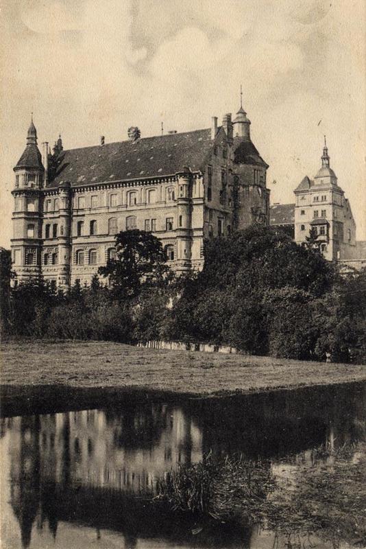 Das Arbeitshaus Güstrow war in einem alten Schloss in Mecklenburg untergebracht. Das Foto stammt aus dem Jahr 1909. Das Arbeitshaus Güstrow war in einem alten Schloss in Mecklenburg untergebracht. Das Foto stammt aus dem Jahr 1909.