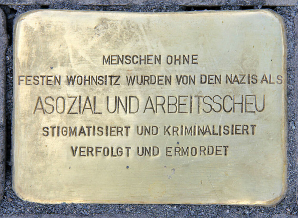 In Berlin wurde ein Stolperstein für Obdachlose verlegt, die von den Nationalsozialisten verfolgt und ermordet worden sind. Er befindet sich am Alexanderplatz 2.