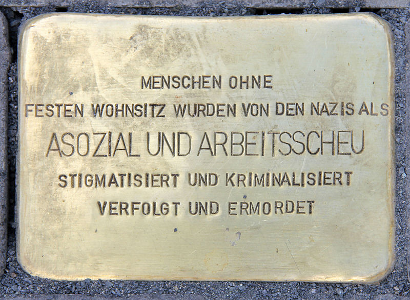 In Berlin wurde ein Stolperstein für Obdachlose verlegt, die von den Nationalsozialisten verfolgt und ermordet worden sind. Er befindet sich am Alexanderplatz 2.