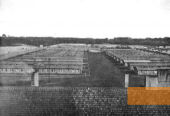 Baracken im Konzentrationslager Ravensbrück. Dieses Foto wurde vermutlich um 1939/1940 aufgenommen. Im Laufe der Jahre wurde das Lager immer weiter ausgebaut.