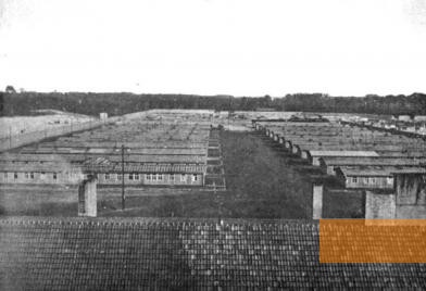 Baracken im Konzentrationslager Ravensbrück. Dieses Foto wurde vermutlich um 1939/1940 aufgenommen. Im Laufe der Jahre wurde das Lager immer weiter ausgebaut.