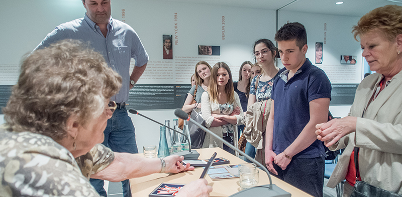 Ilse Heinrich im Gespräch mit Berliner Schüler/-innen 2015 im »Ort der Information«