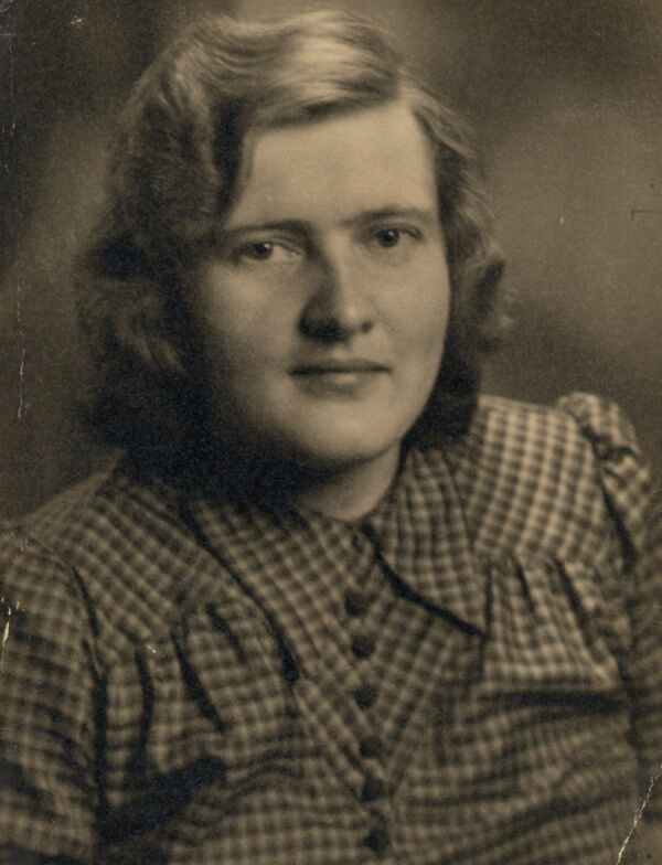 Foto von Ilse aus der Nachkriegszeit. Es wurde 1947 aufgenommen, als sie 22 oder 23 Jahre alt war.