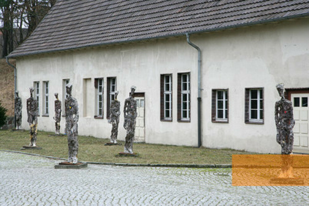 Foto der 1996 aufgestellten »Figuren gegen das Vergessen« des Künstlers Stuart N.R. Wolfe in der Gedenkstätte Ravensbrück.
