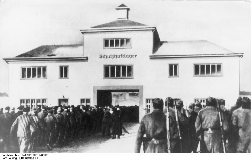 Häftlingskolonnen vor dem Lagertor zum »Schutzhaftlager« Sachsenhausen, 1936/44