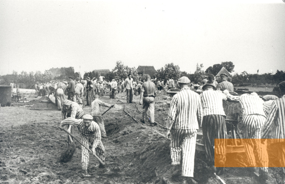 Häftlinge aus dem KZ Neuengamme beim Bau eines Stichkanals zur Dove Elbe, um 1941