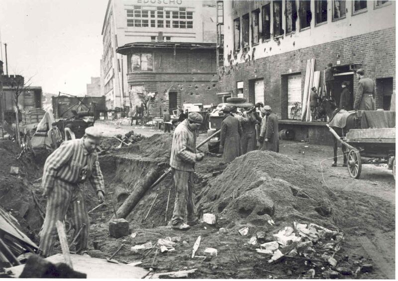KZ-Häftlinge der SS-Baubrigade bei Aufräumarbeiten
