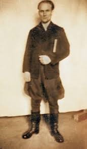 Dieses Foto von sich ließ Fritz im Frühjahr 1944 von einem Mithäftling aufnehmen. Die Kamera und die zivile Kleidung hatten sie in den Trümmern eines zerstörten Hauses gefunden. Dieses Foto von sich ließ Fritz im Frühjahr 1944 von einem Mithäftling aufnehmen. Die Kamera und die zivile Kleidung hatten sie in den Trümmern eines zerstörten Hauses gefunden.