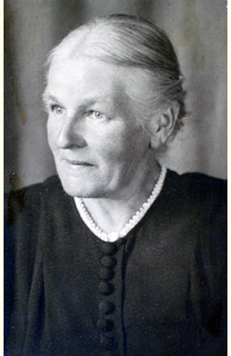 Foto der Direktorin der Erziehungsanstalt Foto der Direktorin der Erziehungsanstalt