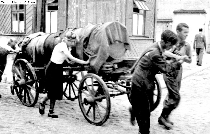 Auf dem Bild sieht man eine Familie, die einen Abwasserbehälter auf dem Wagen transportiert. Sie zogen im Ghetto umher, um Jauchegruben zu entleeren. Ohne Zugtier waren sie gezwungen, den Wagen mit ihrer eigenen Körperkraft über weite Distanzen zu bewegen.