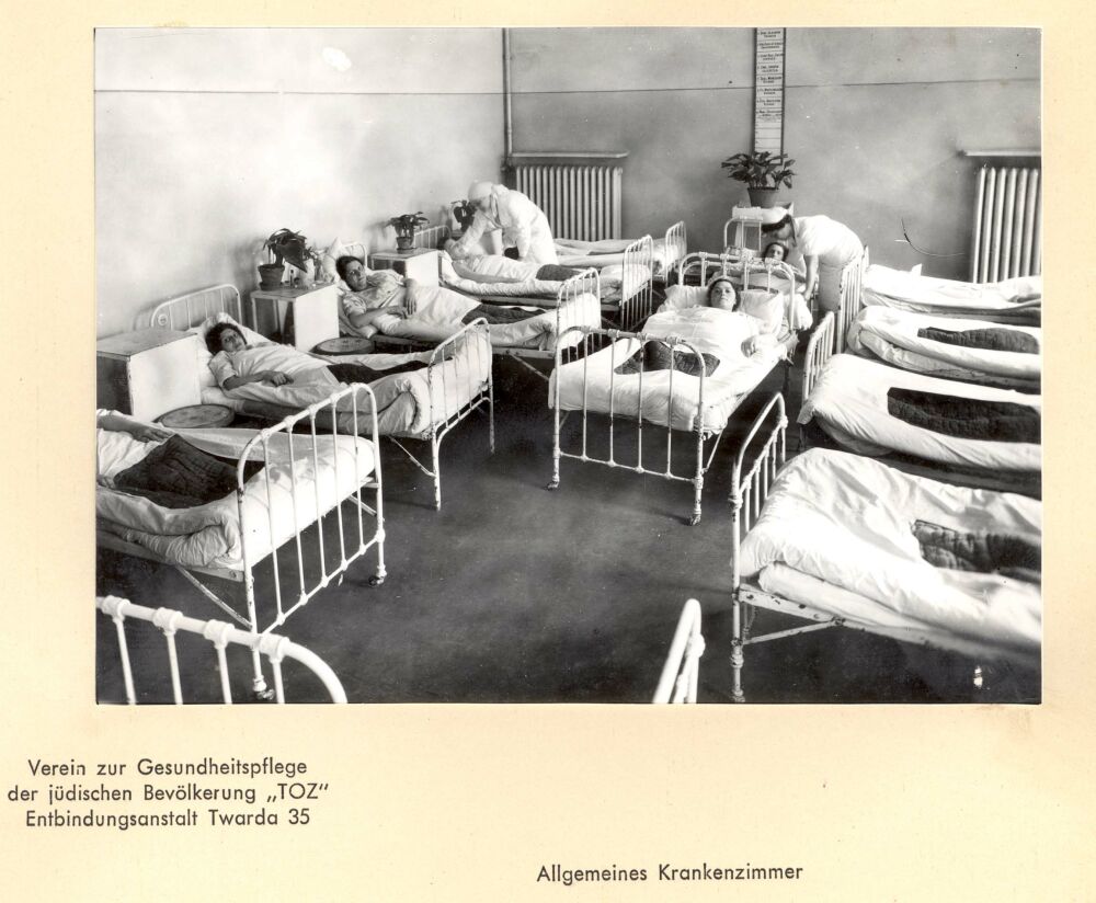 Der von den Nationalsozialisten eingesetzte »Judenrat« versuchte die Lebensbedingungen im Ghetto erträglicher zu machen. Es wurden Suppenküchen, Krankenhäuser, Kindergärten und Schulen eingerichtet.