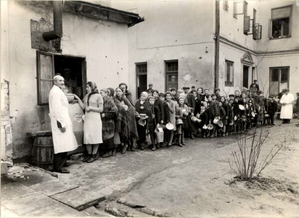 Schlange vor einer Ausgabestelle im Warschauer Ghetto: Diese Einrichtungen waren meist überfüllt. Lebensmittel und Medikamente waren knapp.
