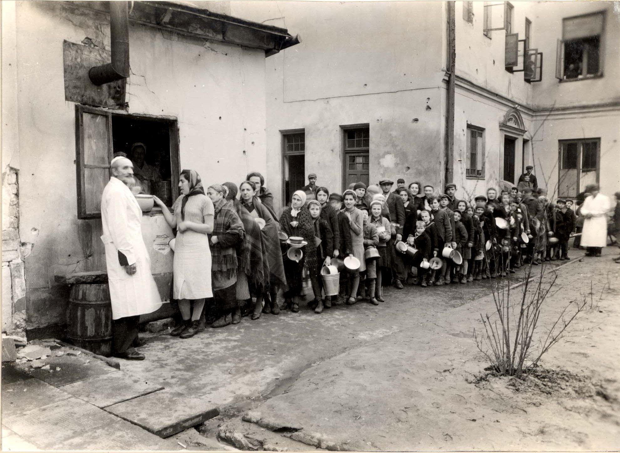 Schlange vor einer Ausgabestelle im Warschauer Ghetto: Diese Einrichtungen waren meist überfüllt. Lebensmittel und Medikamente waren knapp. Schlange vor einer Ausgabestelle im Warschauer Ghetto: Diese Einrichtungen waren meist überfüllt. Lebensmittel und Medikamente waren knapp.