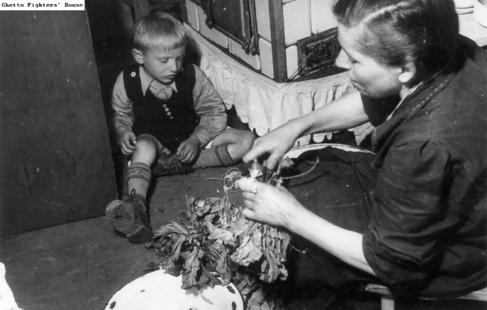 Foto von Jankusch und seiner Mutter beim Salatzupfen