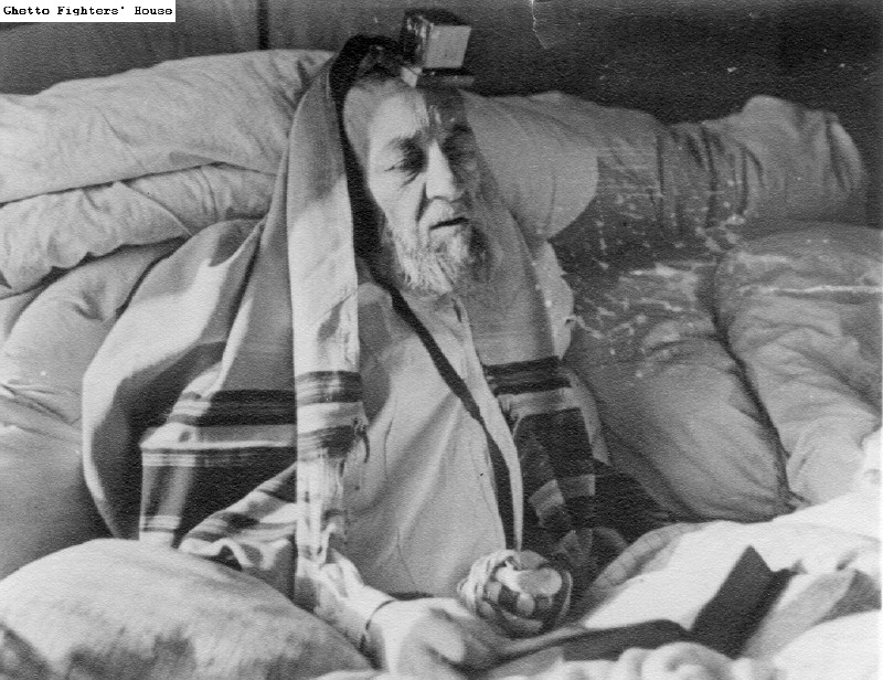 Foto von Szmuel Grossman beim Gebet Foto von Szmuel Grossman beim Gebet