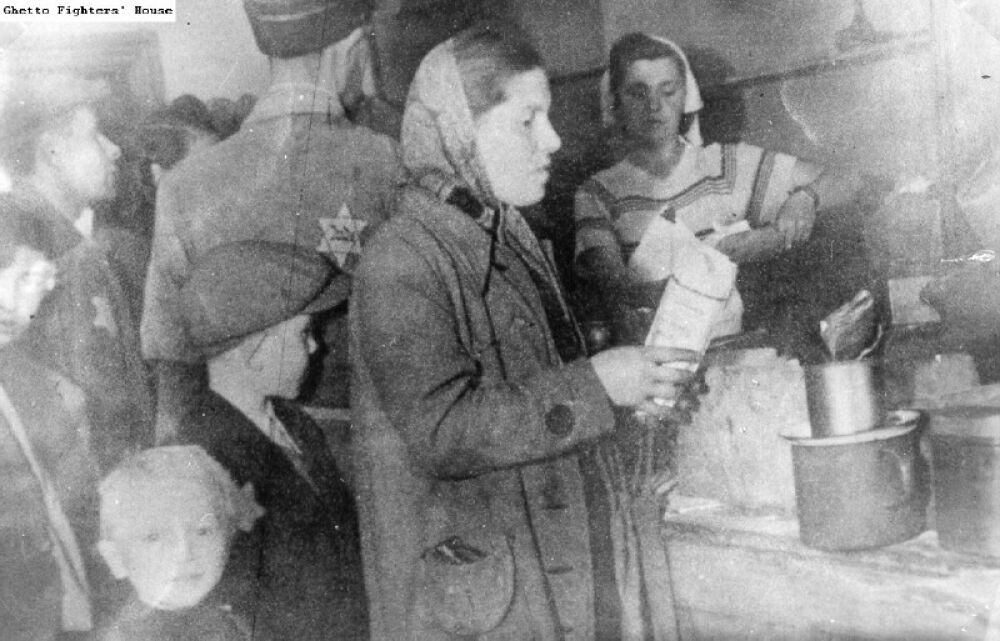 Foto von Jankusch und seiner Mutter an der Essensausgabe des Ghettos