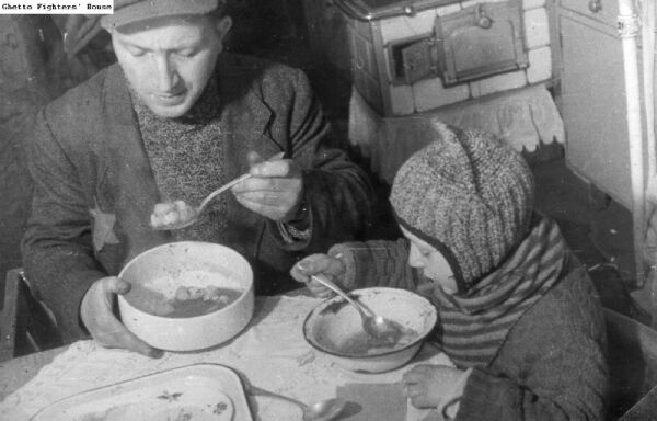 Foto von Jankusch und seinem Onkel Mendel beim Suppe essen