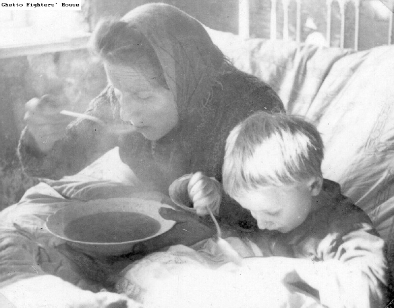 Foto von Jankusch und seiner Mutter, im Bett Suppe essend Foto von Jankusch und seiner Mutter, im Bett Suppe essend