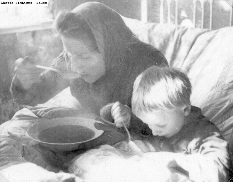 Foto von Jankusch und seiner Mutter, im Bett Suppe essend