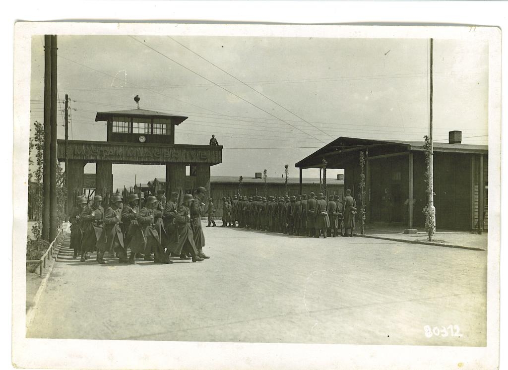 Foto einer Wachablösung vor dem Haupteingang zum Stammlager IVB