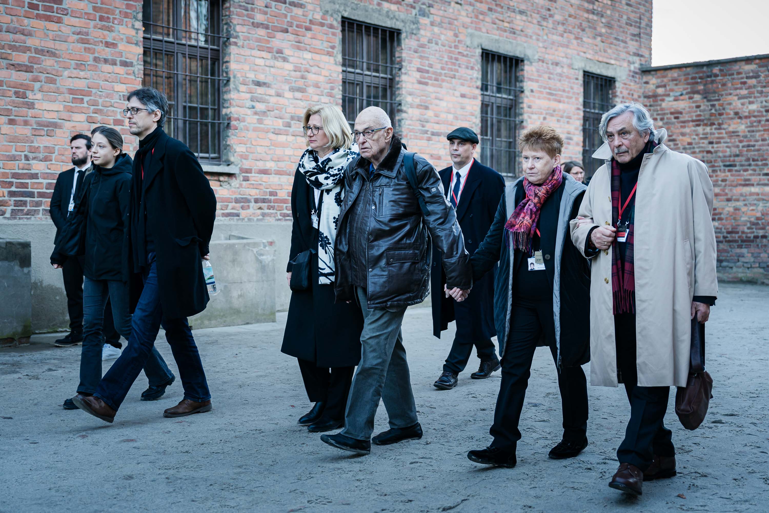 Auschwitz (Stammlager), 27. Januar 2025, 80. Jahrestag der Befreiung: (v.l.) Pavel Taussigs Enkelin, sein Sohn Jan, Bundesratspräsidentin Anke Rehlinger, Pavel Taussig, Bundestagsvizepräsidentin Petra Pau und Christian Pfeil, ein überlebender Sinto. Auschwitz (Stammlager), 27. Januar 2025, 80. Jahrestag der Befreiung: (v.l.) Pavel Taussigs Enkelin, sein Sohn Jan, Bundesratspräsidentin Anke Rehlinger, Pavel Taussig, Bundestagsvizepräsidentin Petra Pau und Christian Pfeil, ein überlebender Sinto.