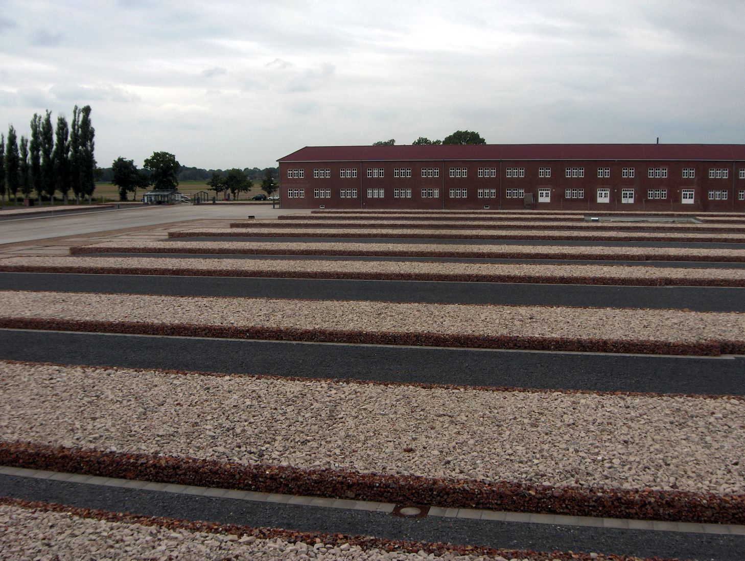Markierungen der ehemaligen Barackenstandorte auf dem Gelände der heutigen Gedenkstätte 2007 Markierungen der ehemaligen Barackenstandorte auf dem Gelände der heutigen Gedenkstätte 2007