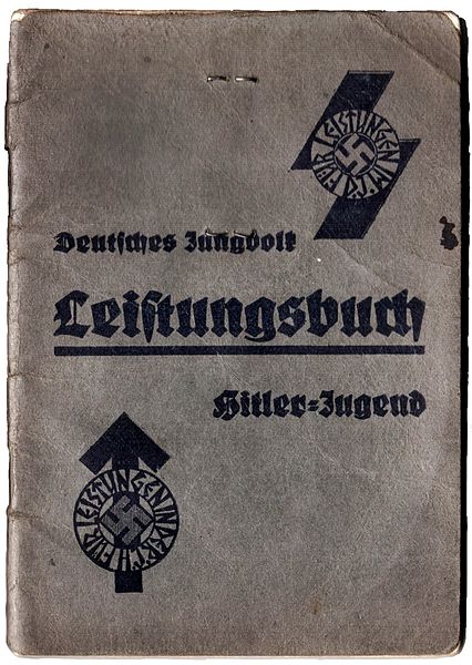 Jedes Mitglied der Hitlerjugend und des Jungvolks konnte an Wettkämpfen teilnehmen und bestimmte Abzeichen erringen. Für Prüfungen im Bereich Sport und nationalsozialistische Schulung gab es Leistungsabzeichen in Eisen, Bronze und Silber.