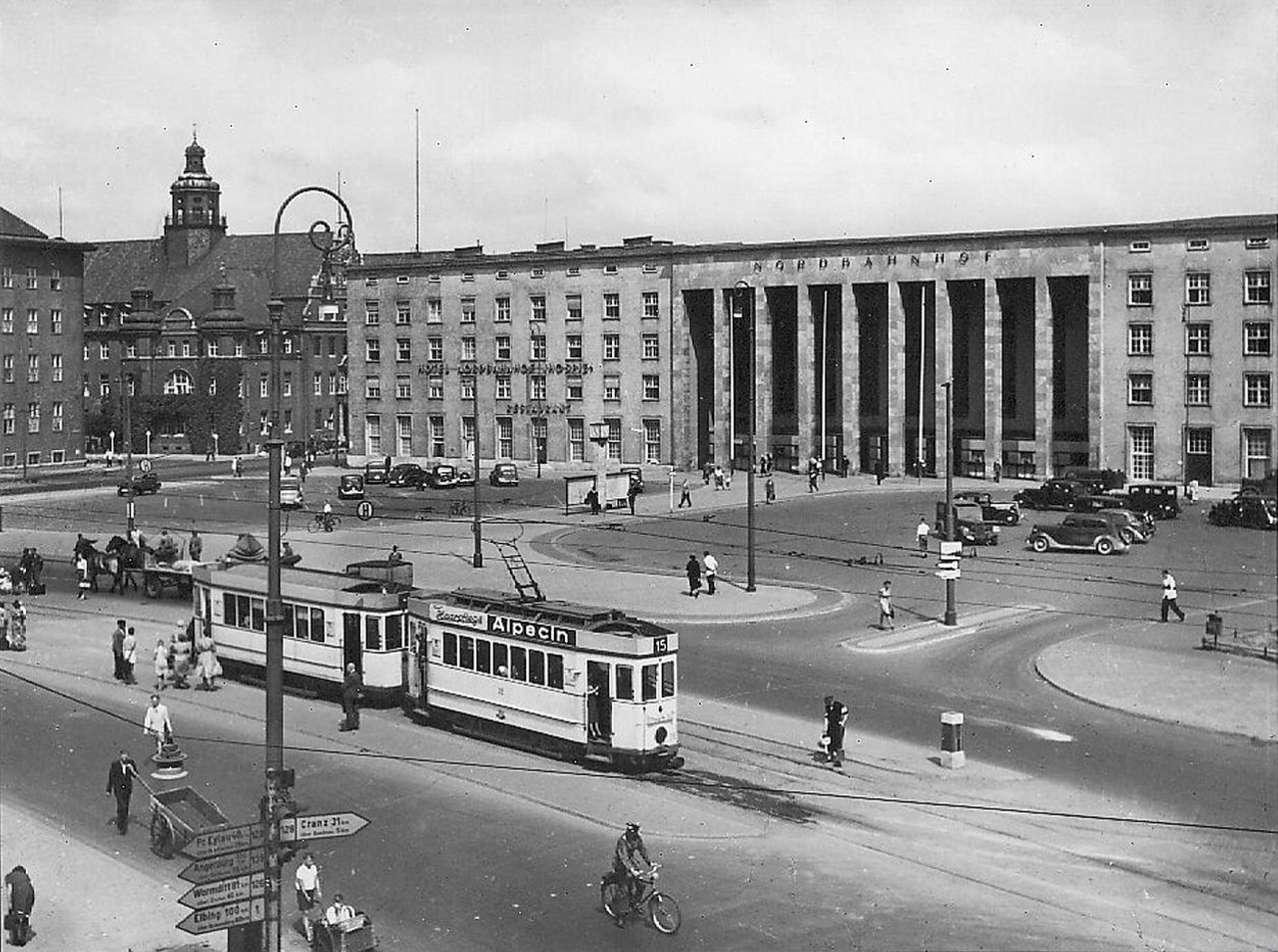 Polizeipräsidium und Nordbahnhof am Hansaplatz, damals Adolf-Hitler-Platz und heute
»Platz des Sieges«. Von seinem Güterbereich verlässt der ›Judentransport‹ am 24. Juni 1942
Königsberg in Richtung Minsk.