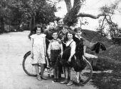 Jack mit Familienangehörigen im Juni 1936