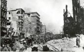 Königsberg, April 1945: Einmarsch der Roten Armee über den Steindamm. In der linken
Häuserzeile ist mittig das bombardierte Alhambra-Kino zu sehen. Davor stand das Haus von Gamm & Sohn.