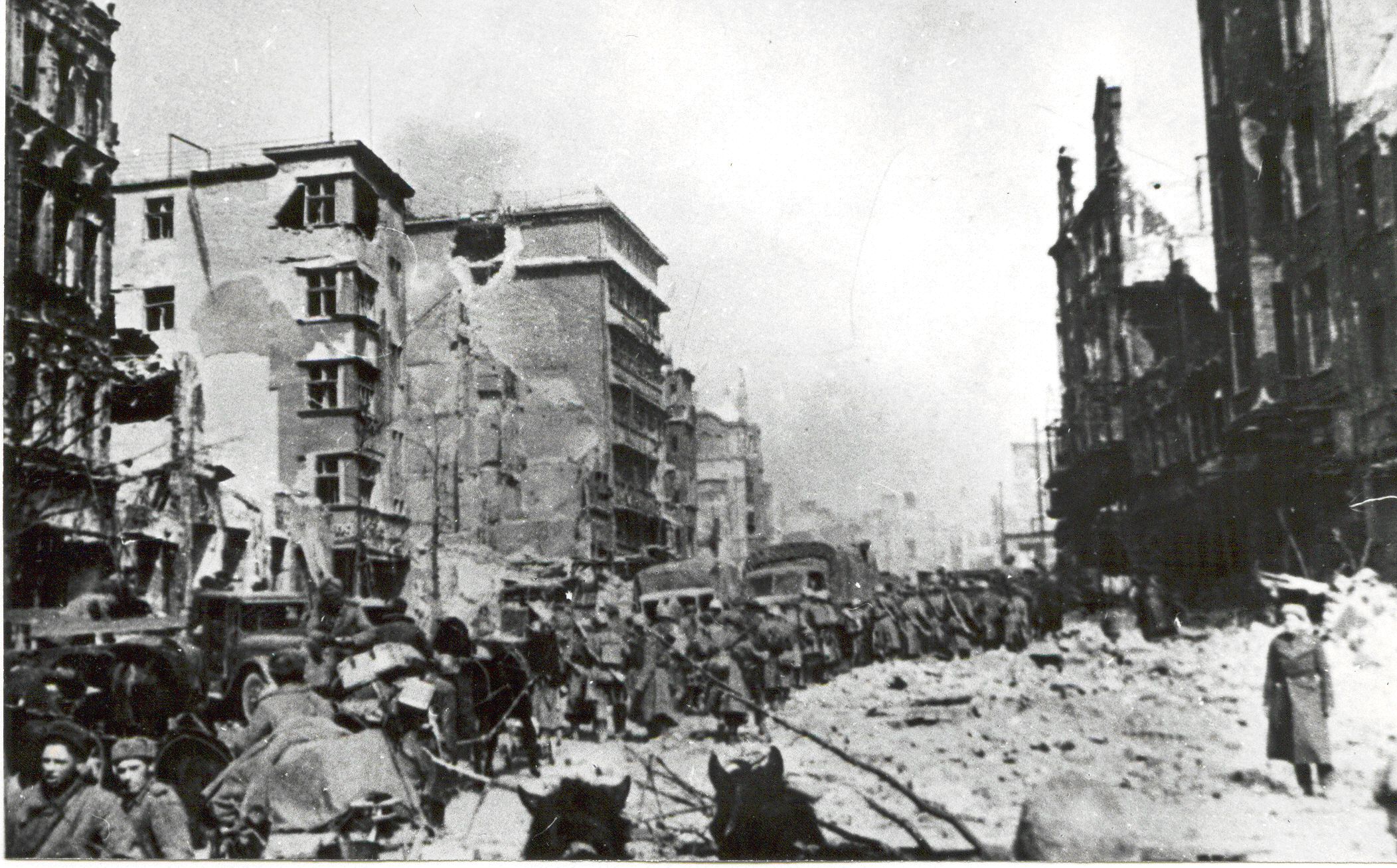 Königsberg, April 1945: Einmarsch der Roten Armee über den Steindamm. In der linken
Häuserzeile ist mittig das bombardierte Alhambra-Kino zu sehen. Davor stand das Haus von Gamm & Sohn. Königsberg, April 1945: Einmarsch der Roten Armee über den Steindamm. In der linken
Häuserzeile ist mittig das bombardierte Alhambra-Kino zu sehen. Davor stand das Haus von Gamm & Sohn.