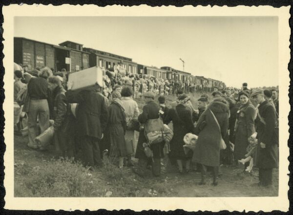 Deportationszug in Westerbork kurz vor der Abfahrt, 1942/43