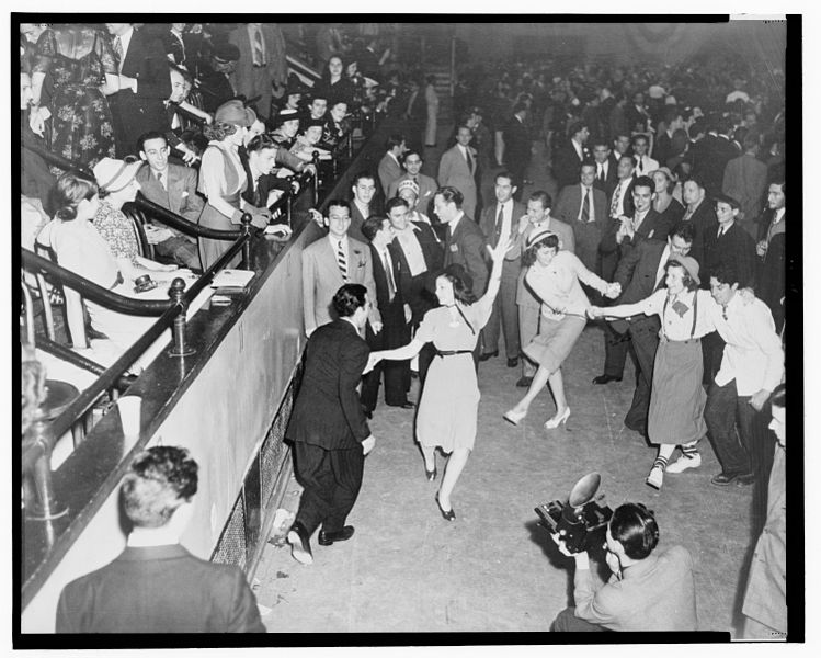 Foto von Paaren, die zu Swing-Musik tanzen