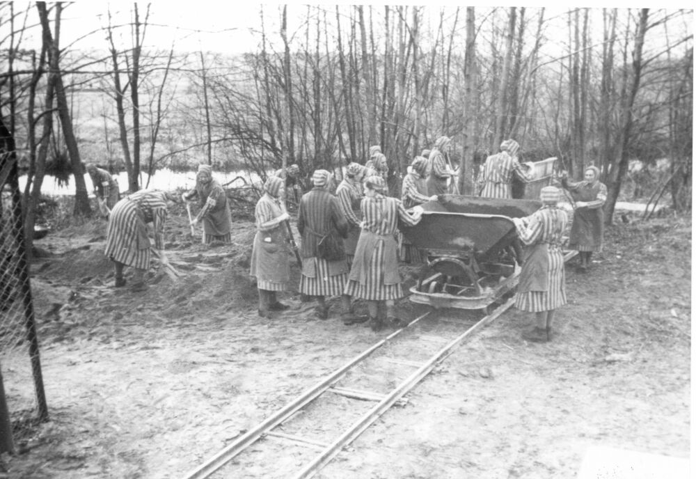 Weibliche Häftlinge bei der Zwangsarbeit in Ravensbrück, ohne Datum