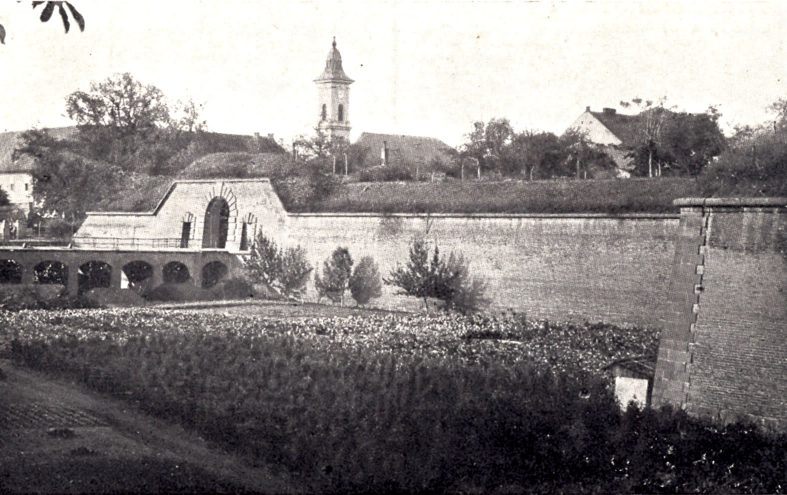 Theresienstadt:  Eines der Eingangstore zur Großen Festung. In den Grünanlagen außerhalb der Festungsmauern musste Eva in einem Gemüsegarten arbeiten.