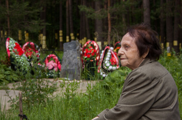 Minsk, 24. Juni 2015: Nechama Drober im Wald von Blagowschtschina bei Minsk, wo die deportierten ostpreußischen Juden, darunter ihre Verwandten und Schulkameraden, gleich nach ihrer Ankunft am 26. Juni 1942 erschossen wurden.